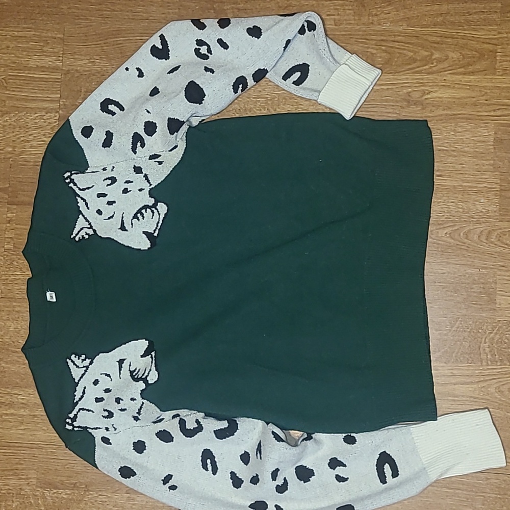 Dark Green Snow leopard Sleeve crew neck size medium